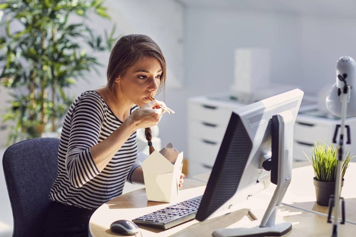 ¿Por qué es malo comer frente al computador o televisión?