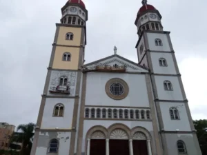 Fuertes vientos derrumban ventanal en la Catedral de Maturín